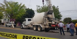 Cae camión revolvedor en socavón en el sector scally