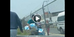#Video Vuelca un camión con papel higiénico en México y la gente se los roba
