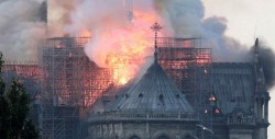 Los bomberos temen por el frontón de las fachadas laterales de Notre Dame