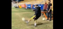 #Video Maradona demuestra que su toque sigue intacto al clavar gol olímpico