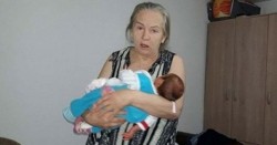 Mujer de 60 años da a luz y su esposo la abandona al ver al bebé