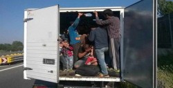 Tráiler se vuelca con 75 migrantes en el estado mexicano de Veracruz