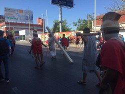 Jóvenes de Culiacán representan el vía crucis