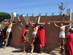 Viacrucis viviente en la colonia Juárez