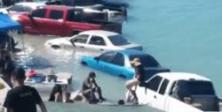 VIDEO: Se inundan vehículos por marejada en playa de Puerto Peñasco