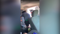 Olvidan a niño en tienda de autoservicio, vive minutos de angustia