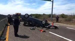 Volcadura de un vehículo deja tres personas lesionadas en carretera de cuota