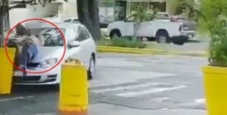 VIDEO: Hombre atropella y apuñala a su esposa