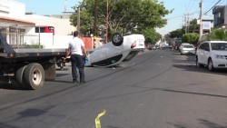 Accidente en Mazatlán termina en volcadura