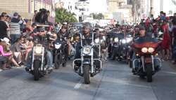 Rugen motores en el desfile de la Legendaria Semana de la Moto