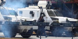 #Video Tanqueta atropella a manifestantes cerca de base militar en Caracas