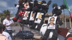 Se manifiestan con piñatas en forma de rata en el Congreso