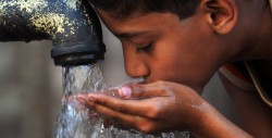 Beber agua de la llave podría ser una de las causas de cáncer