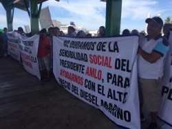 Pescadores realizan manifestación pacífica en el muelle de la puntilla, exigen precio justo del diesel