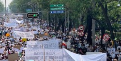 Miles de personas marchan en México contra las políticas de López Obrador