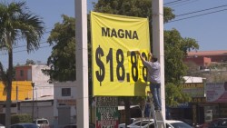 Consumidores comparan precios de combustibles