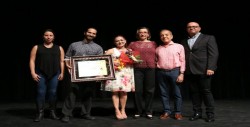 Recibe reconocimiento Laura Rocha