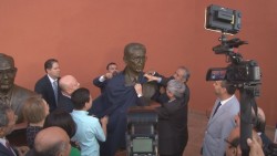 Colocan busto del Dr. Kumate en rotonda de universitarios ilustres