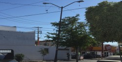 Poste a punto de caerse por Boulevard Villas del Río
