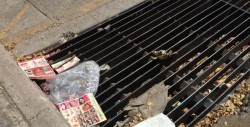 Alcantarilla con basura por la Guadalupe Victoria