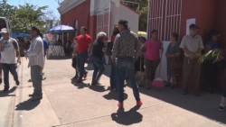 Alta afluencia de personas en panteones por día de las madres