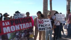 Protestan en contra de la policía montada