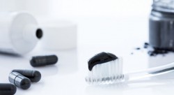 Lavarse los dientes con carbón: de qué se trata y por qué es peligrosa esta tendencia