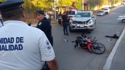 Dos heridos en choque entre motocicleta y camioneta