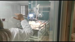 Trasladan a niña quemada que cayó en olla de estofado hirviendo