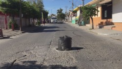 Como forma preventiva, ponen bolsa de basura en registro de drenaje sin tapadera