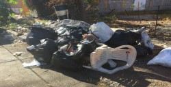 Basura está obstruyendo el pase peatonal