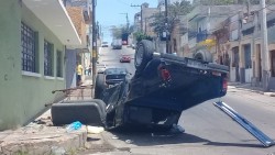 Se vuelca camioneta por choque en calle del centro de la ciudad