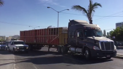 Se desprende caja de trailer y bloquea tramo carretero en Mazatlán