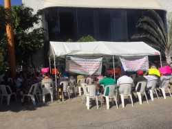 Barzonistas realizan plantón en oficinas de INFONAVIT en Mazatlán