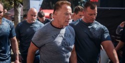 VIDEO:  Arnold Schwarzenegger es atacado en un evento en Sudáfrica