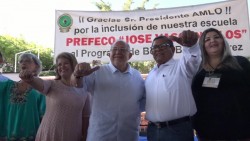 Obligan a agradecer a AMLO a estudiantes de preparatoria