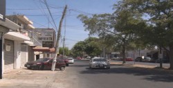 Poste de luz a punto de caerse en la Hidalgo