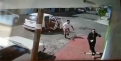 VIDEO: Captan el momento a una mujer que logra escapar tras presunto intento de secuestro