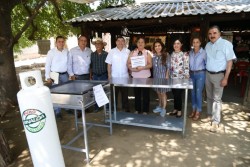 Se entrega equipo para negocios en Badiraguato