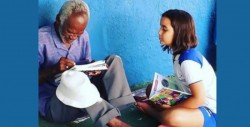 'Es mi maestra': niña enseña a leer a un vendedor de helados