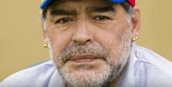 Detienen a Maradona en su llegada al aeropuerto de Argentina