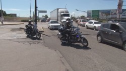 Multa a quien viaje con más de 2 personas en moto