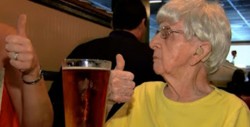Tiene 102 años y asegura que su secreto para vivir tantos años es beber cerveza