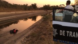 Encuentran a dos asesinados dentro de un canal
