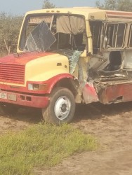 Accidente entre autobús y camioneta deja como saldo varios heridos