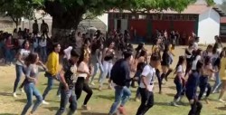 Adolescentes bailan el "Payaso del Rodeo" al estilo Fortnite