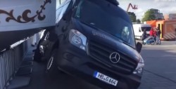 #Video Velero se estrella contra un minibús Mercedes