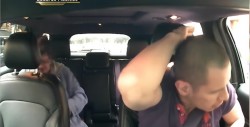 VIDEO: Pasajero enloquece y golpea a chofer de taxi por ir lento