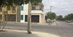 Poste de luz sin base de concreto en la  Miguel Hidalgo