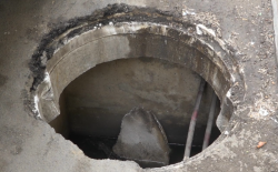 Peligro latente por alcantarilla abierta junto a parque